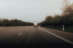 公路上行驶的白色车辆