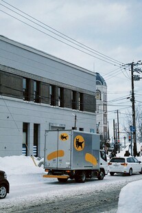 雪地中的电力抢修车