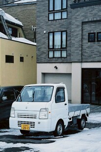 雪后停靠的白色小货车