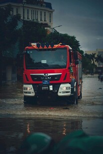 消防车雨中行驶