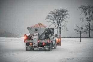 雪地中的工程车作业场景