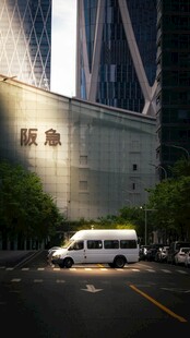 城市街道旁的白色车辆