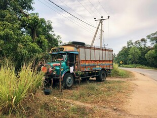 乡村土路旁的载货卡车