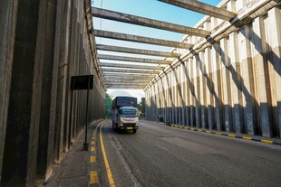 桥上公路行驶的白色车辆