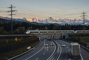 公路旁的列车与壮丽山景