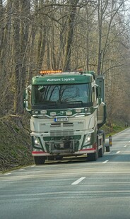 公路上行驶的大型货车