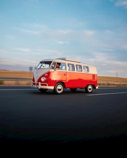 公路上的复古红白旅行车