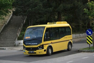 黄色商务车行驶在道路上