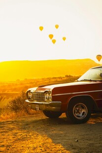 夕阳下的复古汽车
