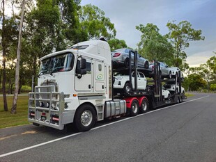 公路上的重型载货大卡车