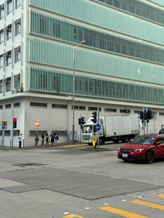 工厂外的建筑与车辆场景