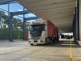 仓库中的大型货运卡车