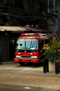 停在户外的红色消防车