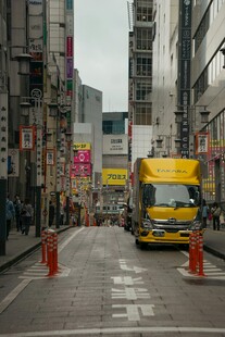 城市街道上的黄色货车