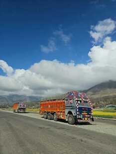 公路上行驶的多彩货车