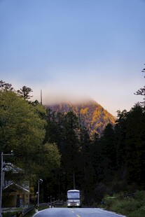 山间公路上行驶的车辆