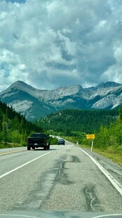 公路上行驶的车辆与远山