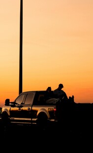 夕阳下的越野之旅