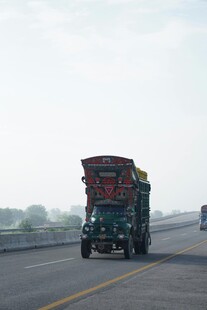 公路上行驶的载货大卡车
