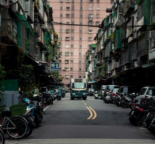 狭窄街道停放众多车辆