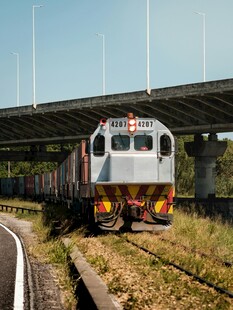 铁轨上行驶的货运火车