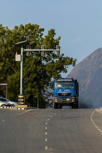 公路上行驶的蓝色货车