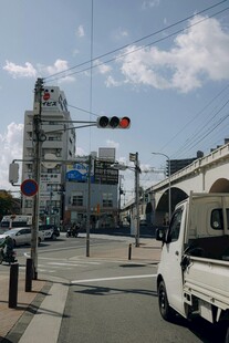 城市街角交通景象