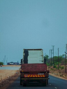 公路上行驶的载货大卡车