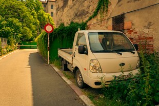 小巷边停放的老旧小货车