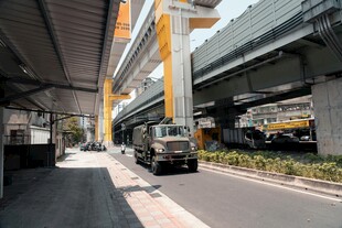 城市高架桥下列车与车辆同行