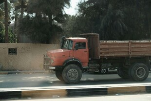 公路上的红色载货大卡车