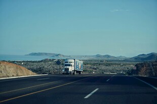 公路上行驶的白色大货车