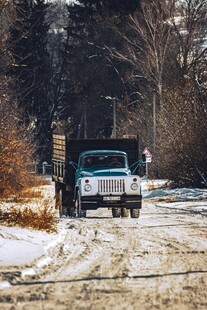 雪地中行驶的载货卡车