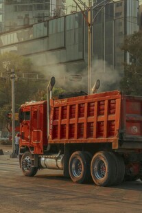 城市中的红色重型自卸卡车