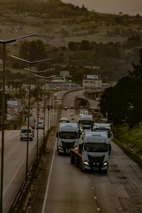 公路上行驶的多辆载货卡车