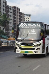 卡桑品牌客车行驶在路上