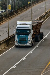 公路上行驶的载货大卡车