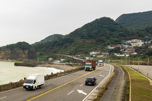 公路上行驶的多辆汽车