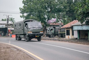 公路上行驶的军用卡车