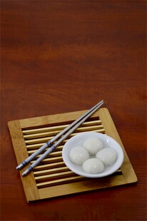 竹垫上的饺子与筷子