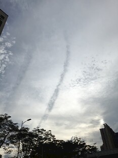 天空中飞机留下的航迹云