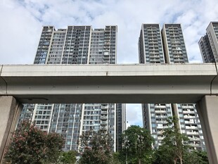 城市高层住宅与天桥景观