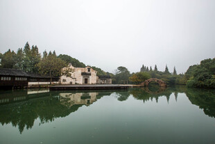 湖畔静谧风光倒影如画