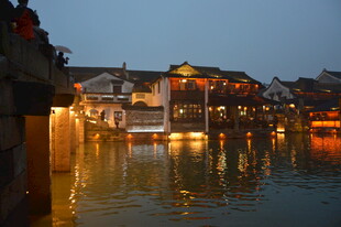 水乡夜景古建灯火映河面