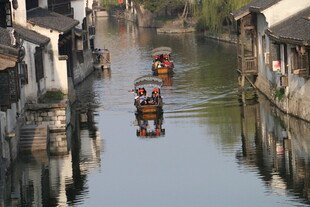 江南水乡小船悠悠画面