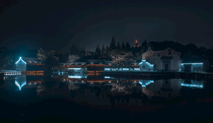 夜晚水乡建筑灯光倒影
