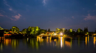 湖畔夜景灯火映波光