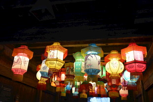 传统中式灯笼悬挂夜景