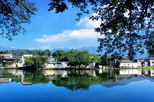 江南水乡宁静湖景倒影