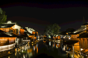 江南水乡夜景古建映于河